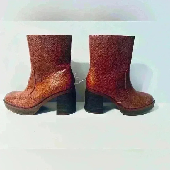 Universal Thread | Women’s Size 6.5, Brown Faux Leather Snakeskin Jenna Platform - Picture 2 of 7